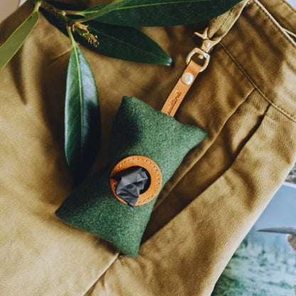 CleanWalk – Filz-Kotbeutelspender mit Lederband für Hunde