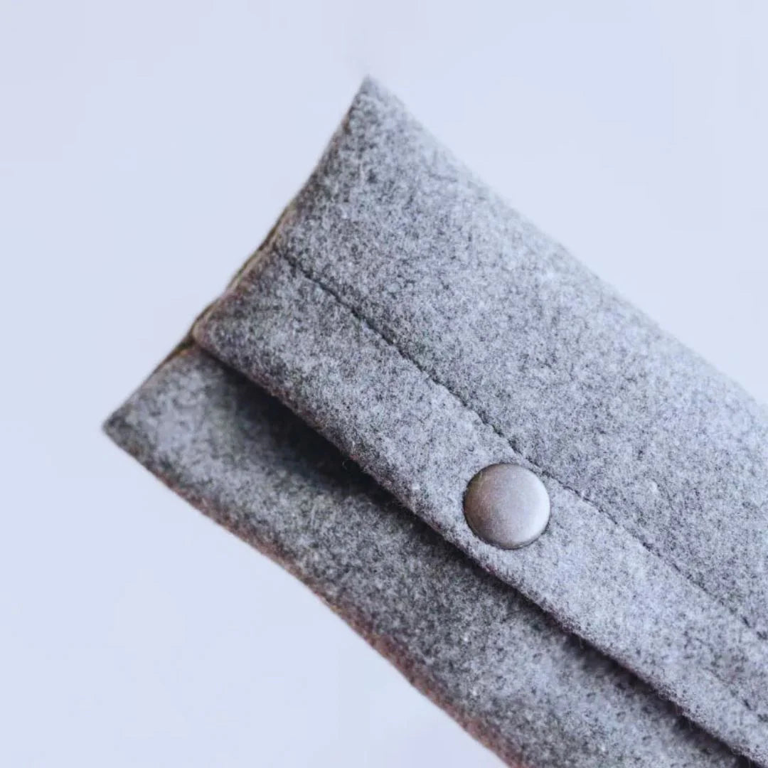 CleanWalk – Filz-Kotbeutelspender mit Lederband für Hunde