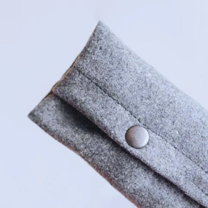 CleanWalk – Filz-Kotbeutelspender mit Lederband für Hunde