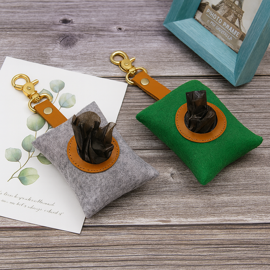 CleanWalk – Filz-Kotbeutelspender mit Lederband für Hunde